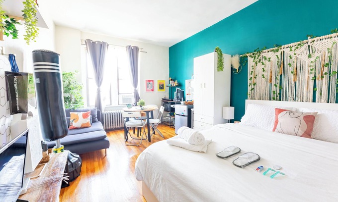 Queens Apartment | BOHO Suite large room with kitchenette-25 min to time square