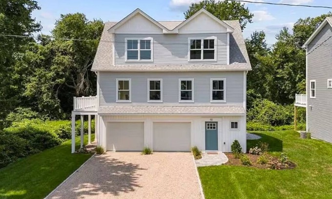 Bonnet Shores House | Bonnet Shores Coastal Chic Retreat, 4 Br, 3.5 Bath, <1 mi to beach