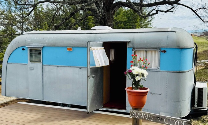 Floyd House | Bonnie and Clyde -Green Acres Resort
