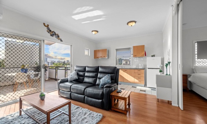 West End Apartment | Book for Brisbane Festival - Parking & Wifi