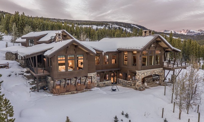 Spanish Peaks House | Book for Winter! Ski-In, Ski Out Chalet with Hot Tub! Ping Pong Table!