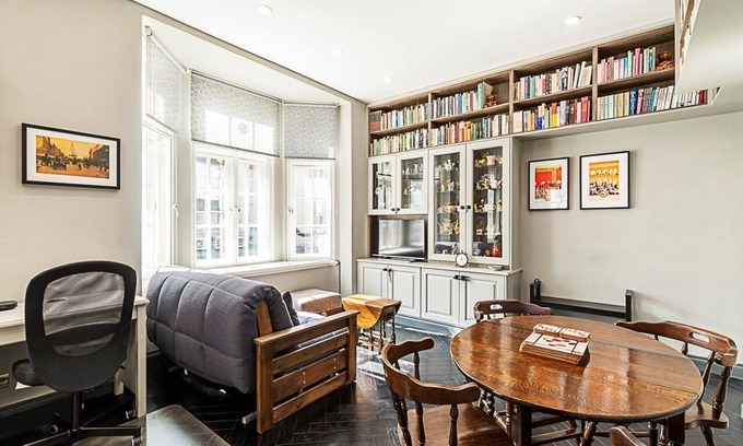 Fitzrovia Apartment | Book Lovers West End Home
