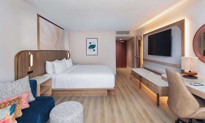 Flagami Hotel | Book Now! 2 Spacious Units, Free Airport Shuttle, On-Site Restaurant