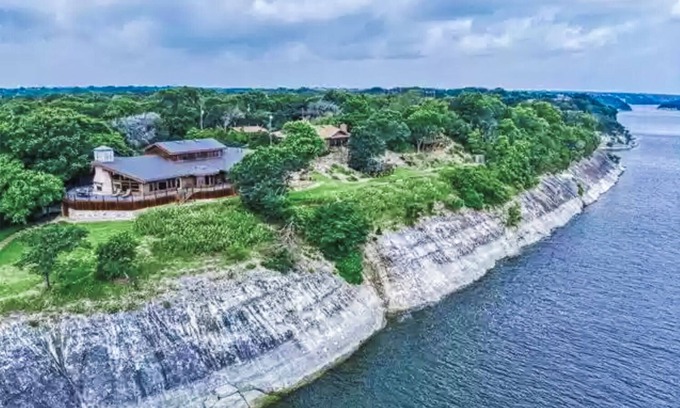 Lake Whitney House | Book now for the Holidays! Lake house for family reunions. Lots of space!