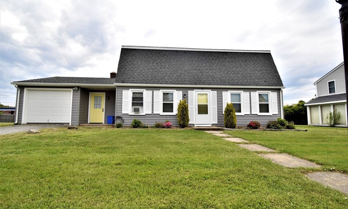 Eastward Look House | BOOK SUMMER 2026 EARLY FOR BEST DEAL!Walk to beach, large Gambrel, 4 bds, 2 bth.