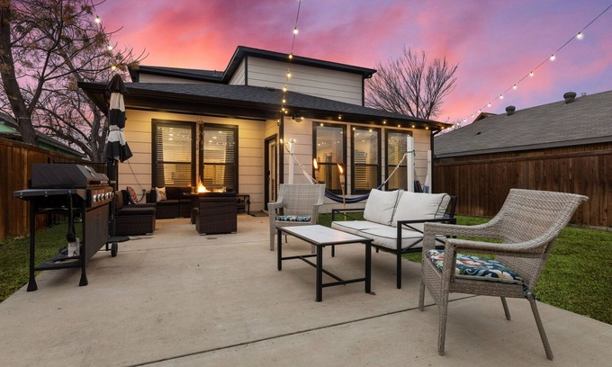 West Dallas House | BOOK TODAY! King Bed with Hot Tub, FirePit, BBQ, Large yard, Garage!
