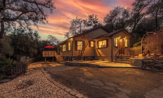 Julian Cottage | BOOK YOUR HOLIDAY GETAWAY! Charming 2-bedroom cottage walk to Julian-FREE WIFI