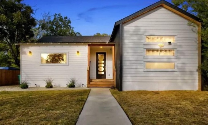 Denver Heights House | Bookd In Texas Denver Heights - minutes from Frost Bank Center and Downtown SA