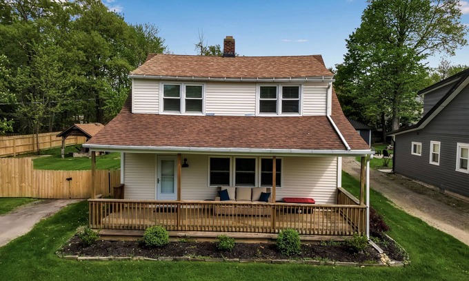Lake Erie Beach House | ~Booking Year-Round~ 3BR 2BATH Fully-Remodeled Lakeside Home