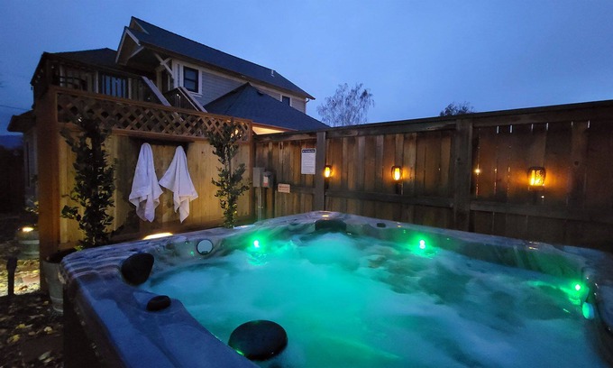 Historic Railroad District House | BookStayHop - RedTail McCall Suite~ Hot Tub and Convienent Tesla Station