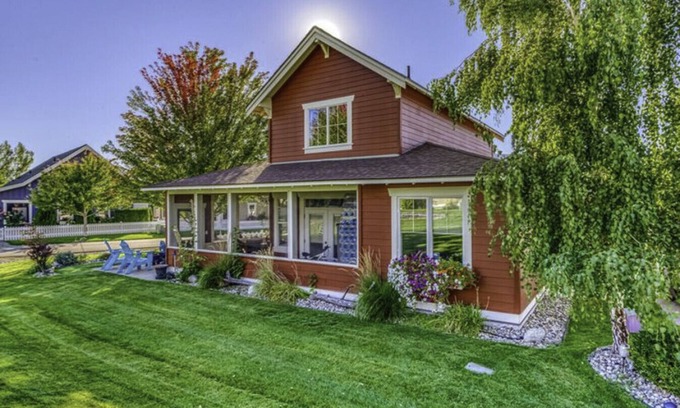Oroville House | Bootlegger Roost- Barn feel on the Beach!
