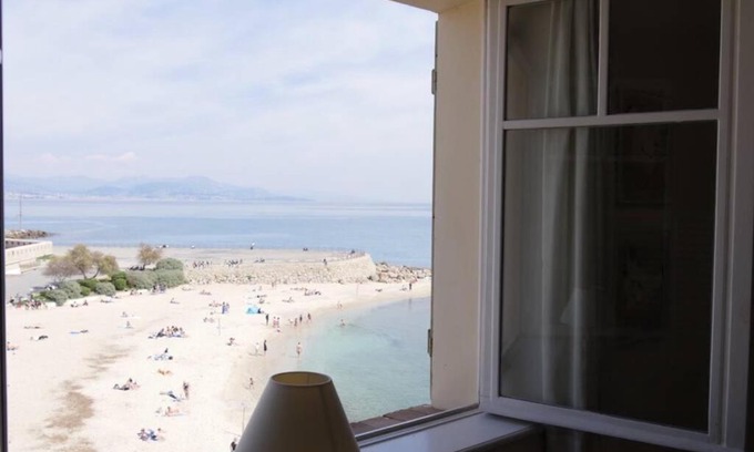 Antibes City Centre Apartment | BORD DE MER - AC, WIFI, chic, sea view, beach 2 minutes walk