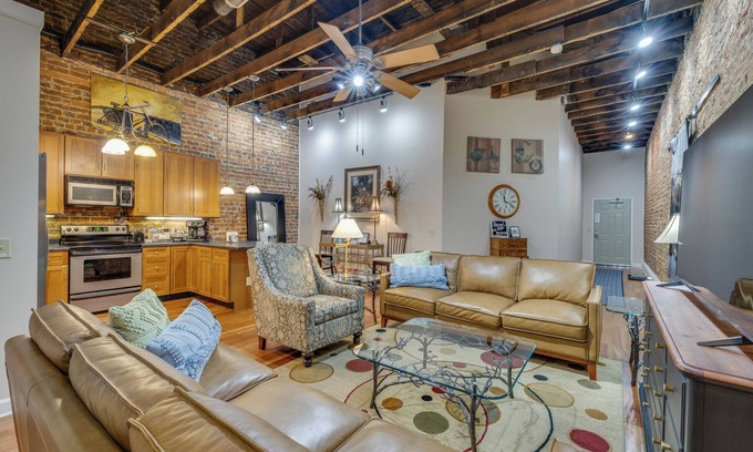 Bristol Apartment | BordertownLoft In heart of Downtown-KingBed,Casino
