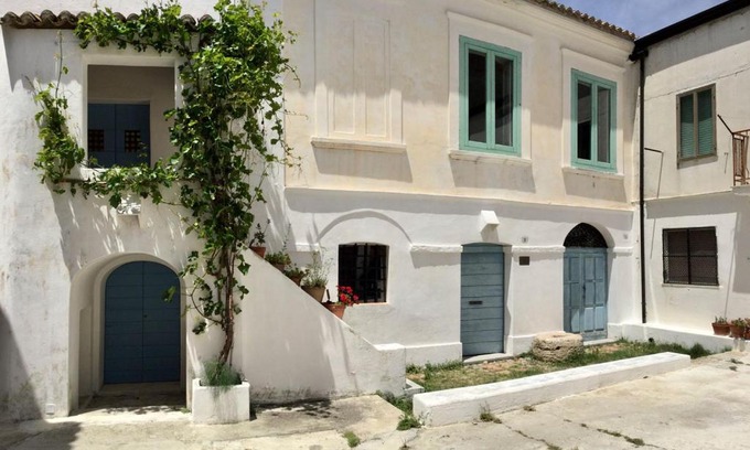 Strongoli House | BORGO PETELIA, Casa Centro, Antica abitazione calabrese con giardino, ristrutturata