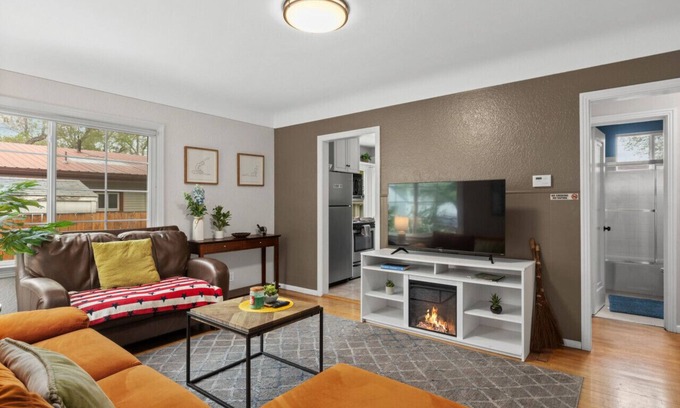 Central - Terry House | Bo’s Cheerful Home with private HOT TUB