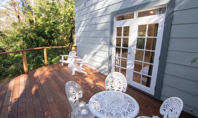 Leura House | Bottlebrush Cabin, cosy private cabin in the trees