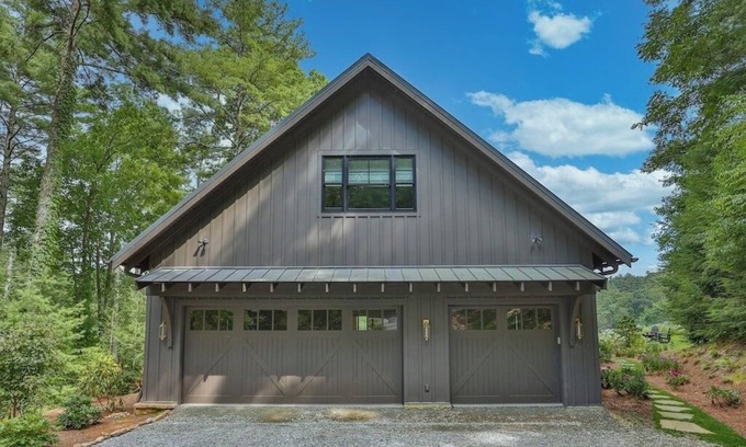 Cashiers Cottage | "Bougie Barn" on 21 Acres Near GlenCove & Mountaintop Golf & Lake Club- Sleeps 8