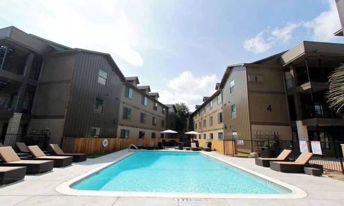 Riverside Apartment | Boulevard Stays 8 mins to Downtown King Bed Pool, Parking Gym 04