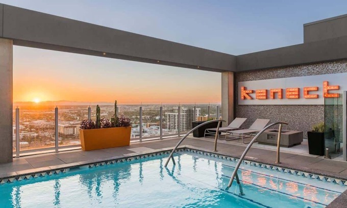Downtown Phoenix Apartment | Boulevard Stays Downtown Highrise STU Sky Pool, Parking, Gym 01