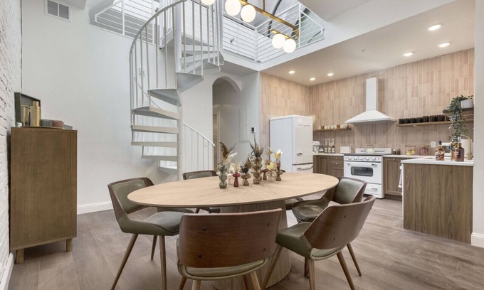 Downtown Louisville Apartment | Bourbon Loft. 5 bed/2 bath by Hollyhock Suites