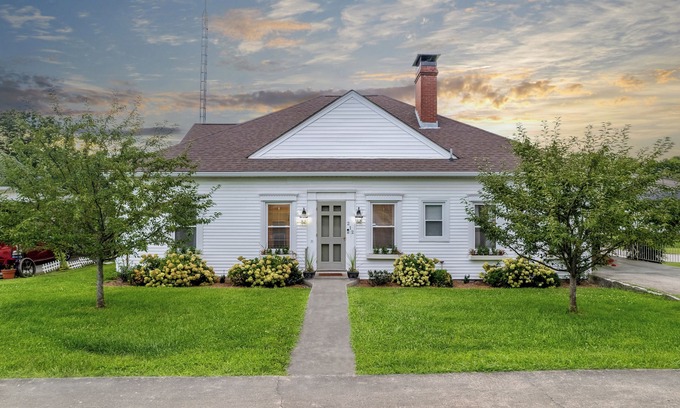 Springfield House | Bourbon Retreat: Hot Tub & KY Distillery Adventures