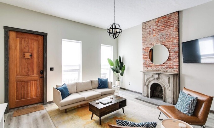 Smoketown Jackson House | Bourbon Trail-12ft Ceilings-Parking-Chef's Kitchen