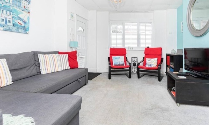 Boscombe Apartment | BOURNECOAST: GROUND FLOOR FLAT NEAR SHOPS WITH PATIO - GARDEN - WIFI - FM8479