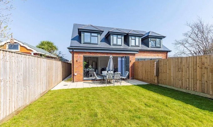 Christchurch House | BOURNECOAST: PRIMROSE COTTAGE - 3 BEDROOM HOUSE WITH GARDEN - WIFI - HB6332