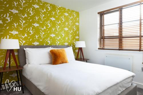 Hull Apartment | Boutique 2bdrm Suite on Marina- 203