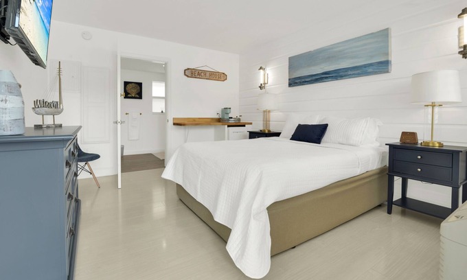 Deerfield Beach Hotel | Boutique Hotel Queen room w/POOL, LOCATION! Walk to BEACH/Restaurants/Nightlife
