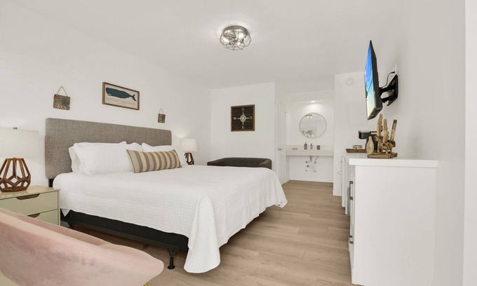 Deerfield Beach Hotel | Boutique Hotel King room w/POOL, LOCATION! Walk to BEACH/Restaurants/Nightlife