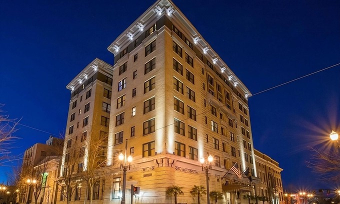 Goose Hollow Hotel | Boutique Hotel with Art, History, and Style in Portland! Enjoy On-site Bar!