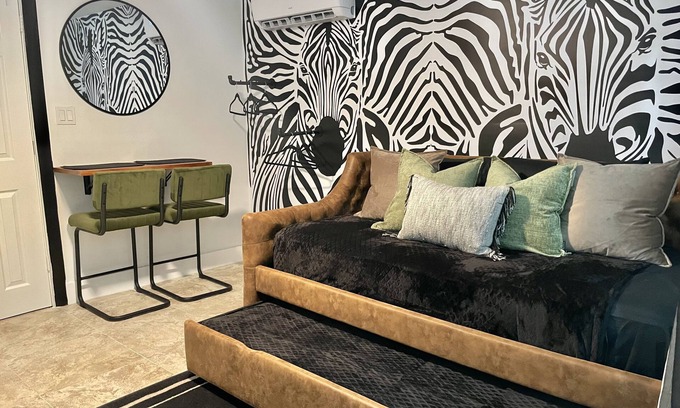 Central Fort Lauderdale Apartment | Boutique Studio with Enclosed yard!