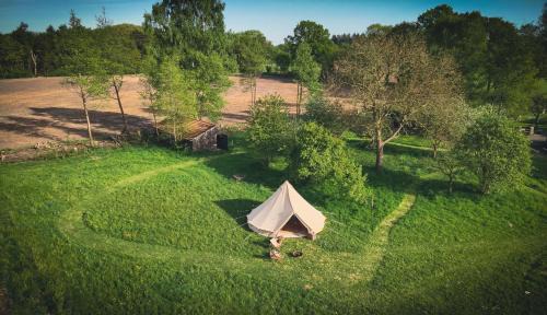 Vorden Other | Boutique tent 'Pruum' op een unieke plek in het groen met luxe bed