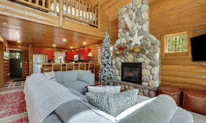 Boyne City Cabin | Boyne Mountain Cabin Upscale/CozynClose to Golf, Ski In/Out 4-bedroom w/Hot Tub