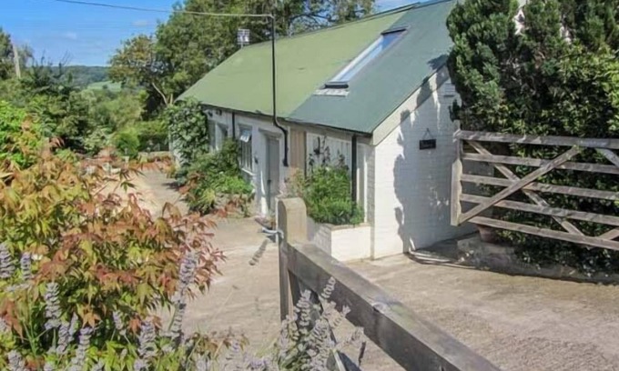 Dundon House | BRAMBLE, pet friendly, character holiday cottage in Compton Dundon
