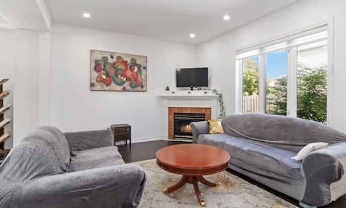 Brampton House | Brampton Retreat with Basement