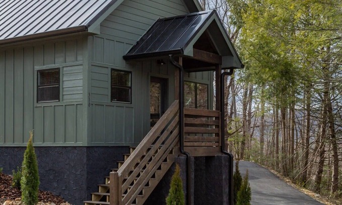 Gatlinburg Cabin | Brand New/1.4Miles2DowntownGatlinburg/Hot Tub