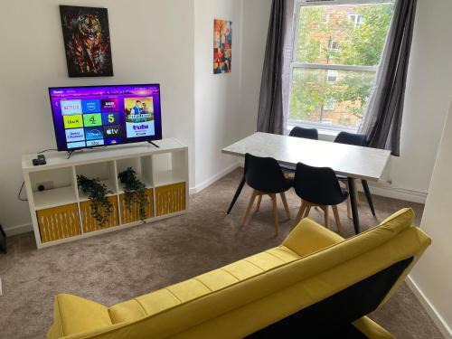 Town Apartment | BRAND NEW 2 bed flat plus living room for 7 people near from Chelsea Stadium with welcome breakfast