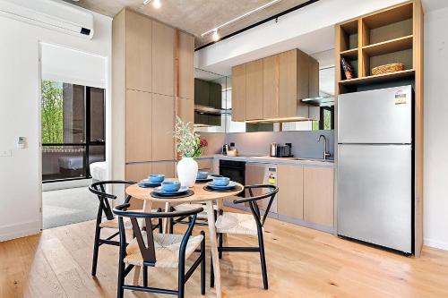 Northcote Apartment | Brand-New 2-Bed with Rooftop Access