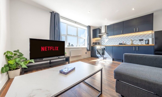East Acton Apartment | Brand New Apt Sleeps 5 - Zone 2