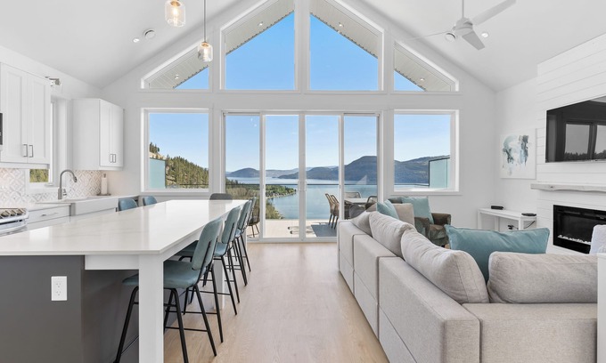 Central Okanagan Cottage | ✨BRAND NEW-BREATHTAKING UNOBSTRUCTED VIEWS🏞️FAMILY FRIENDLY/PETS/GOLF CART⛳
