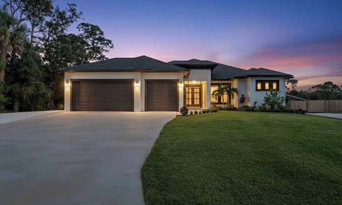 Englewood East House | Brand New, Family Friendly Spacious- Home Sleeps 12 + 10 mins to Gulf Beaches