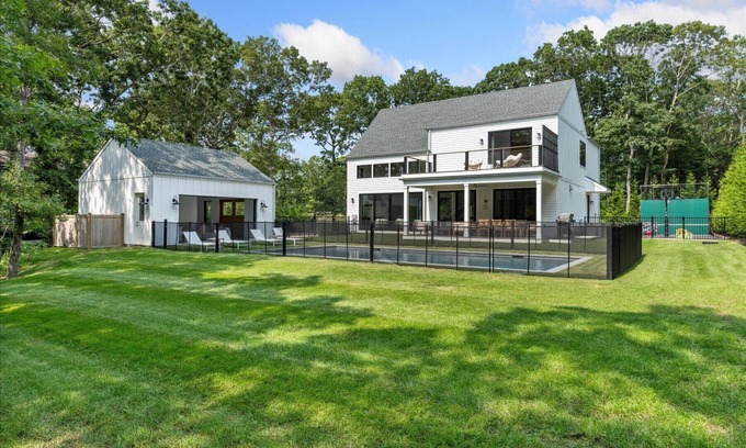 Springs House | Brand-New Family Retreat with Tennis & Walk to Harbor Beaches
