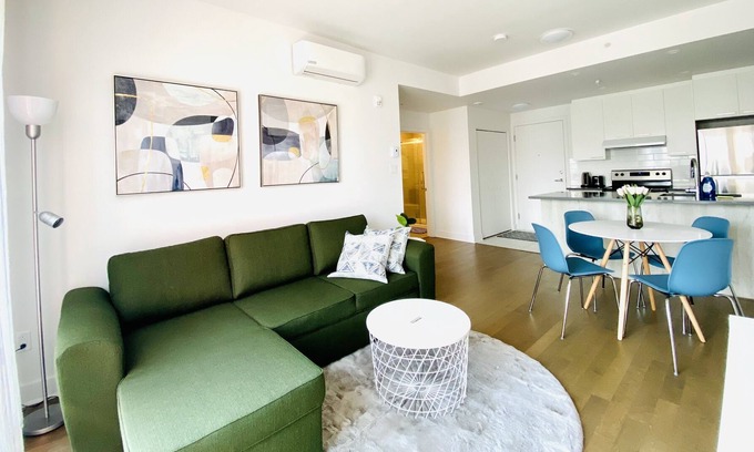 Outremont Condo | Brand new Free parking Cozy Condo near DT Pet friendly