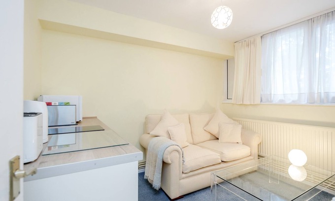 Redcliffe Apartment | Brand New Fully Renovated Flat in Chelsea