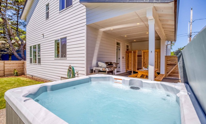 Lincoln City House | Brand New Home: 3 King Bedrooms, Kids Bonus and Bunk Room, Hot Tub, Near Beach!