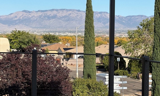 Northwest Heights Bed & Breakfast | Brand new house in the Palisades hills with city and Mountain Views