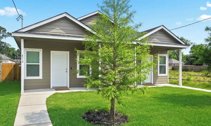 Conroe House | Brand new modern cozy enclave in Conroe awaits you.