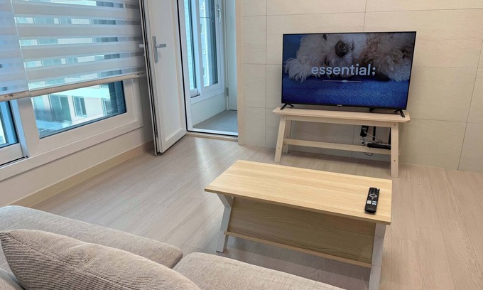 Seongnae-dong Apartment | Brand new spacious apt. 2 rooms, line 5/9, Olympic, KSPO, VHS, Asan, Lotte Tower